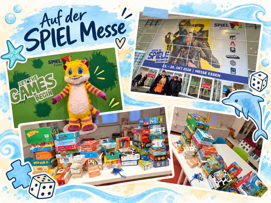Collage vom Besuch der SPIEL Essen 2026 mit vier Fotos: dem Messeeingang, dem gelb-lila Maskottchen und zahlreichen neu angeschafften Gesellschaftsspielen für die Autismustherapiepraxis. Die Collage ist in maritimen Pastellfarben mit Wellen, Delfin und Spielsymbolen gestaltet und trägt die Überschrift „Auf der SPIEL Messe“.
